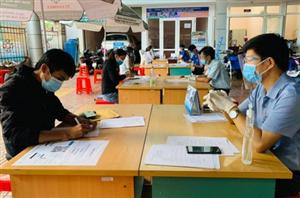 Vừa hết Chỉ thị 16, nhiều lao động đi làm thủ tục trợ cấp thất nghiệp