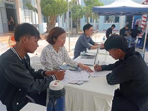 Hơn 200 lượt người lao động huyện Krông Pa tham gia phiên giao dịch việc làm